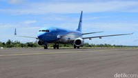 Jokowi datang menggunakan pesawat kepresidenan Boeing 737 Business Jet.