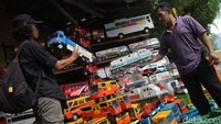 Beragam model mainan kayu mulai dari mobil, kereta, bajaj, truk dan bus sukses diproduksinya.