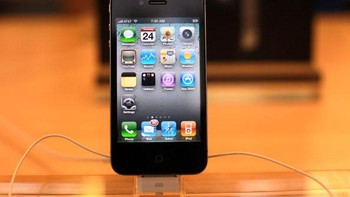 Gegap-gempita sambutan terhadap iPhone 4 ini di antaranya tercermin dari 600 ribu pre-order dalam kurun waktu 24 jam usai diperkenalkan. Apple dan AT&T yang melayani keran pre-order pun sempat kewalahan sampai situsnya beberapa kali down. Foto: Getty Images