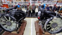 Jejeran mesin truk di pabrik perakitan UD Trucks.