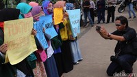 Akibat aksi tersebut, lalu-lintas di depan Balai Kota tidak terganggu lantaran jumlah pendemo yang tidak terlalu banyak.