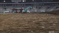 Tak hanya itu, rumput lapangan juga dikeruk.