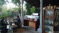 Selesai coffe tasting, jika traveler ingin lanjut ngopi di Kedai Kopi Kultur pun bisa. Di sana juga tersedia kue-kue untuk teman minum kopi (Kurnia/detikTravel)