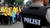 Aksi demo tersebut mendapat penjagaan dari aparat kepolisian.