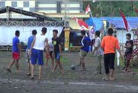  Para pengikut Dimas Kanjeng berolahraga di pemondokan (M. Rofiq-detikcom)