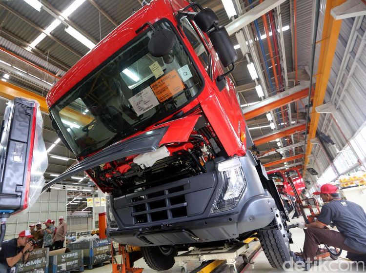 Mengintip Pusat Perakitan UD Truck di Indonesia