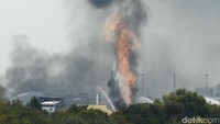 Lidah api langsung menyala-nyala memenuhi kawasan gedung. Asap hitam membumbung tinggi. Para warga yang berada di sekitar lokasi diminta untuk segera menjauh dan menyelamatkan diri. REUTERS/Ralph Orlowski.