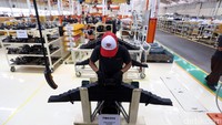 Pekerja melakukan perakitan.