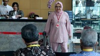 Dalam kasus ini, Siti terjerat kasus tindak pidana korupsi menerima pemberian atau janji dalam kegiatan pengadaan alat kesehatan untuk kebutuhan pusat penanggulangan krisis departemen kesehatan dari dana DIPA.