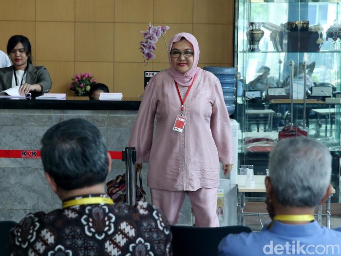 Anggota DPD RI, Emilia Contessa mendatangi gedung KPK, Jakarta, Selasa (18/10/2016). Ia memenuhi panggilan KPK untuk dimintai keterangan sebagai saksi untuk tersangka mantan Menteri Kesehatan, Siti Fadilah Supari yang terjerat kasus korupsi pengadaan alat kesehatan di Kementerian Kesehatan. (Ari Saputra/detikcom)