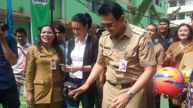Ahok melakukan ancang-ancang gerakan shooting bola basket dengan dua tangan. (Foto: Niken/detikcom)