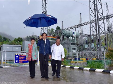 Setelah Jaket Bomber, Kini Payung Jokowi Dicari Netizen