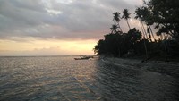 Foto: Suasana begitu tenang dan damai di saat senja datang. Tidak sah bila ke Raja Ampat tanpa berkunjung ke Pantai WTC (Wahyu/detikTravel)