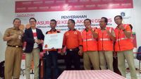 Pasukan oranye menerima bantuan asuransi dari perusahaan swasta (Foto: Nita Sari/detikcom)