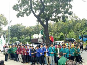 Mahasiswa Demo Ahok di Depan Balai Kota Terkait Penistaan Agama