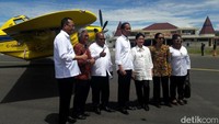 Presiden Jokowi berpose di depan pesawat pengangkut BBM.