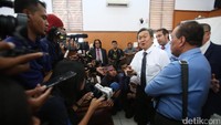 Sekarang saya kira mereka (KPK) mencoba mencederai rasa keadilan masyarakat, saya kira itu yang perlu kita lihat secara baik, mari kita ingatkan KPK jangan terlalu mudah mereka menahan dan menangkap orang kemudian mengabaikan hak asasi manusia, kata Maqdir Ismail usai sidang di PN Jakarta Selatan, Jl Ampera Raya, Jakarta Selatan, Selasa (18/10/2016).