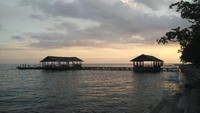 Foto: Keindahan Raja Ampat tidak perlu diragukan lagi. Momen magis saat senja tenggelam, tersaji cantik di Pantai WTC, Waisai, Raja Ampat (Wahyu/detikTravel)