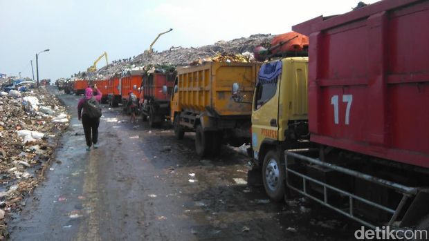  Truk sampah Jakarta antre di TPST Bantargebang, Bekasi, Selasa (18/10/2016).