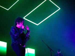 Vokalis Matthew Healy Curi Perhatian di Panggung Konser The 1975