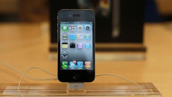 Apple bahkan sampai kalah di pengadilan dari para konsumen yang menggugat permasalahan antennagate itu. Pengadilan meminta Apple memperbaiki persoalan yang terjadi tanpa mengenakan biaya. Foto: Getty Images