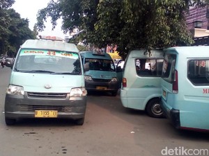 Pak Dishub! Parkir Liar Masih Ada di Dekat Stasiun Tebet Sampai SMPN 115
