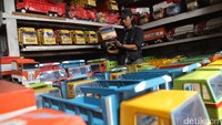 Mainan kayu itu dijual dengan harga yang bervariasi, mulai dari harga Rp 50 ribu sampai Rp 400 ribu.