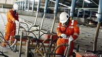 Petugas PGN mengecek instalasi pipa gas bumi di Cirebon.