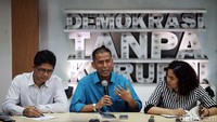 Menurut Saldi Isra (tengah), dua tahun pemerintahan ini belum menjadikan hukum sebagai prioritasnya. Tetapi dia juga menyampaikan alasan mengapa hukum belum menjadi fokus.