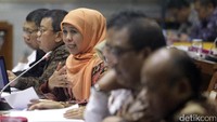 Menteri Sosial Khofifah Indar Parawansa mengikuti rapat kerja dengan Komisi VIII DPR RI.