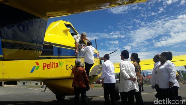 Jokowi hampir jatuh saat cek pesawat pengangkut BBM di Papua