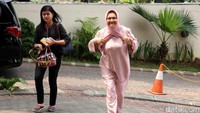 Emilia Contessa. Emilia hadir ke KPK sekitar pukul 10.15 WIB. Ia datang mengenakan baju dan kerudung berwarna merah jambu.