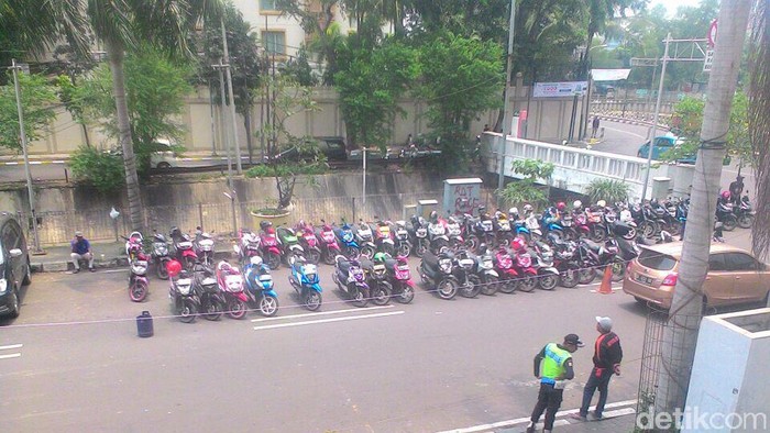 Penampakan Parkir Liar di Sekitaran Thamrin City