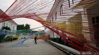 Pekerja seni melintas di sebuah karya instalasi di halaman Galeri Nasional yang menjadi bagian dari pameran Encounter: Southeast Asia Plus (Sea+) Triennale 2016.