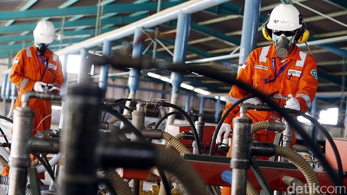 Petugas PGN memeriksa instalasi gas di pabrik genteng di Cirebon, Jawa Barat, Selasa (18/10/2016). Penggunaan gas bumi sebagai bahan bakar ramah lingkungan memberikan keuntungan bagi pabrik-pabrik di daerah Cirebon karena kehematan dan segi keamanannya.