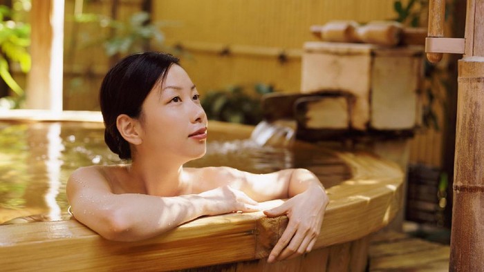 Wanita yang sedang berendam di Onsen