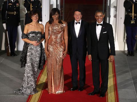 Michelle Obama Tampil Mencuri Perhatian dengan Gaun Versace
