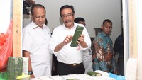 Djarot mendatangi pedagang tempe.