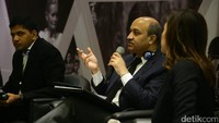 Deepak Kumar (tengah) memberikan pemaparan.