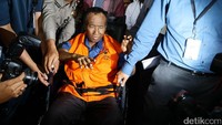 Pada saat ditahan Rabu (19/10/2017) lalu, Sugiharto terlihat memakai kursi roda. 