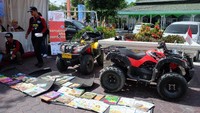 Armada Pustaka menempuh 600 km dengan menggunakan ATV agar bisa singgah di sekolah-sekolah dan menggelar lapak buku sepulangnya dari acara tersebut.