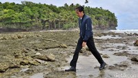 Sesampainya di selatan Pulau Miangas, mendadak bus berhenti. Jokowi didampingi Ibu Negara Iriana turun dari bus. Keduanya lantas berjalan-jalan santai di atas tebing beton di tepi pantai.