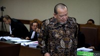 La Nyalla didakwa menyalahgunakan wewenang terkait dana hibah Kadin Jawa Timur.