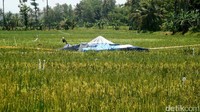 Pesawat latih milik sekolah penerbangan Perkasa Flight School itu ditutupi terpal.