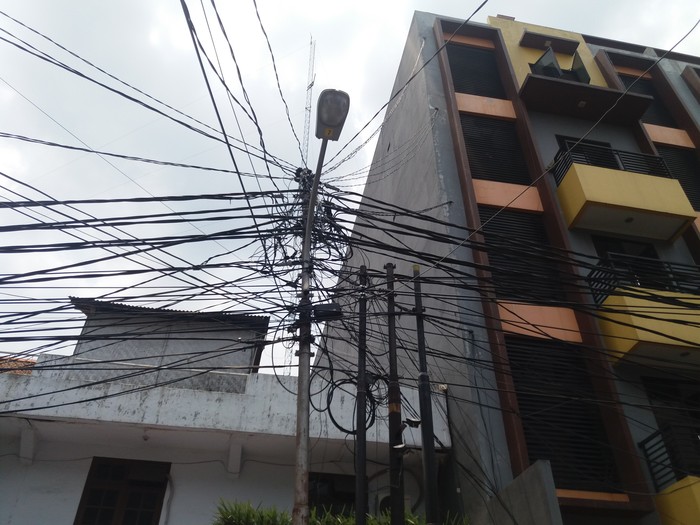 Ada Bunyi Ledakan, Kabel Listrik Semrawut di Palmerah Terbakar