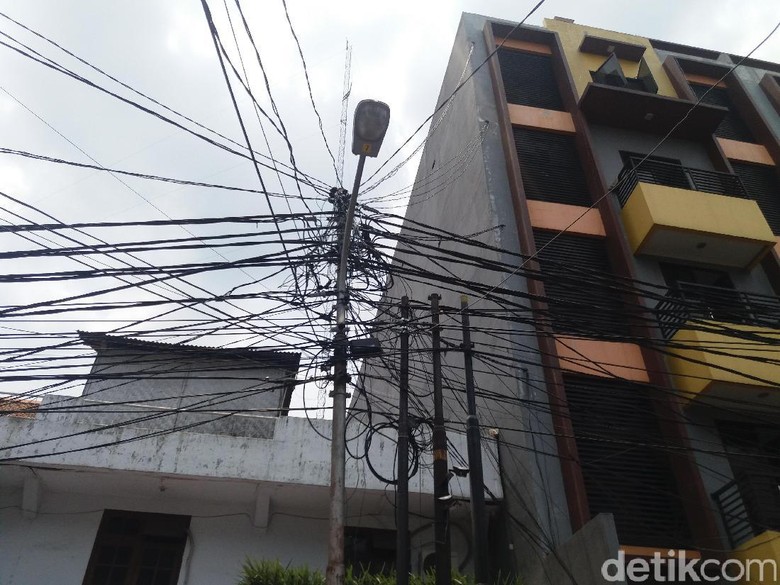Djarot Geram dengan Kabel Semrawut: Kayak Mi Godok! Djarot Geram dengan Kabel Semrawut: Kayak Mi Godok!