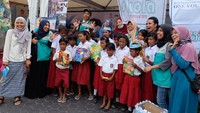 Mereka pun sempat berfoto bersama komunitas pegiat literasi itu.