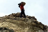 Pekerja terlihat mengangkat batuan mentah ke puncak tungku, di pabrik kapur Majalengka, Jawa Barat.