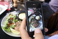 Restoran Ini Beri Bimbingan Pengunjung untuk Bikin Foto Makanan yang Keren