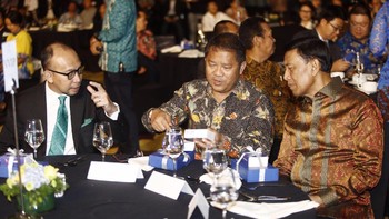Mantan Menteri Keuangan Chatib Basri -- yang sekarang menjabat Komisaris Utama XL Axiata Foto -- sedang berbincang dengan Menkominfo Rudiantara dan Menkopolhukam Wiranto. detikINET/Rachman Hariyanto